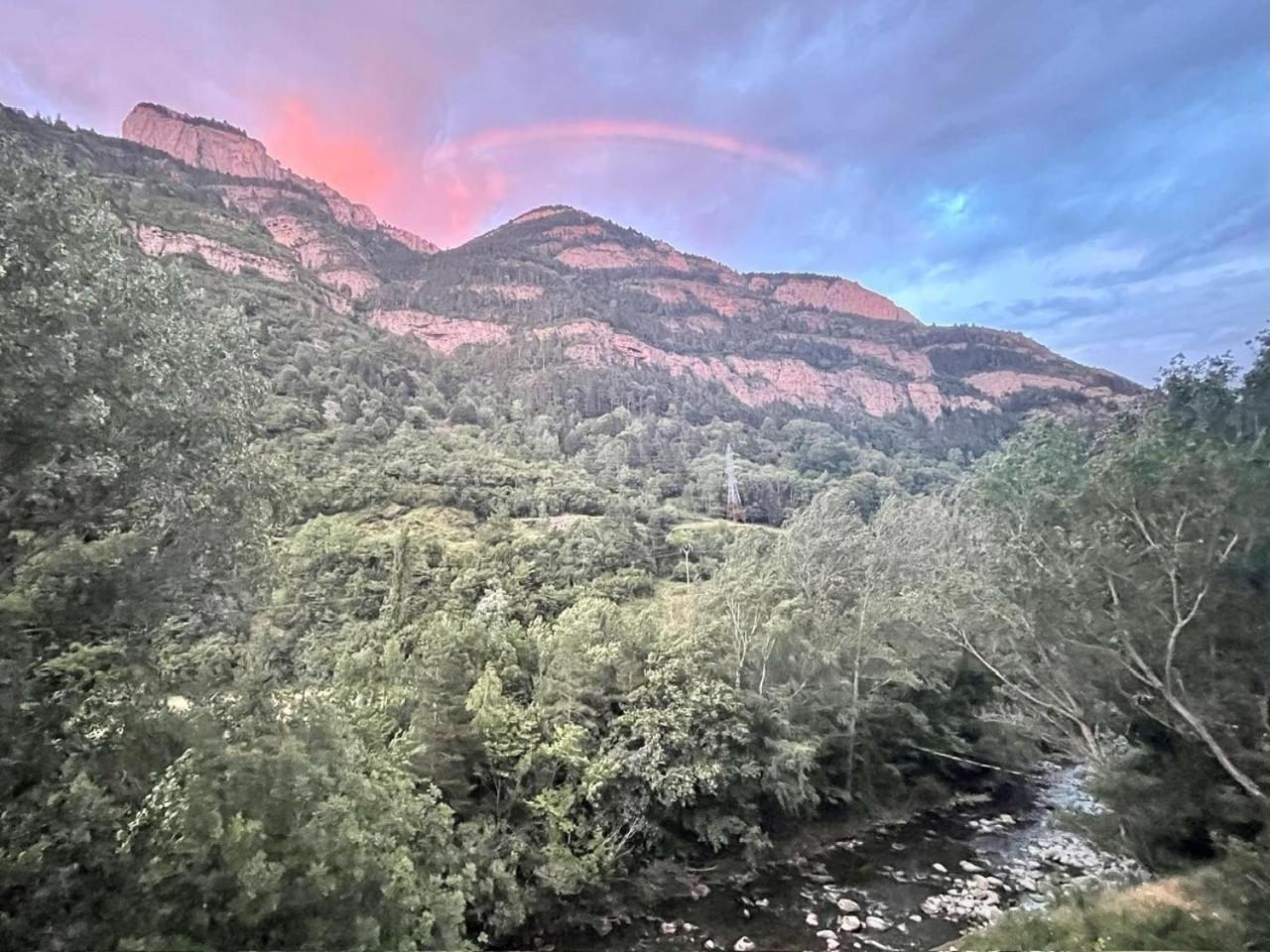 Calmfranc Atico Abuhardillado Con Vistas Al Rio Y La Montana Avistamiento De Ciervos En Canfranc Pueblo Dış mekan fotoğraf