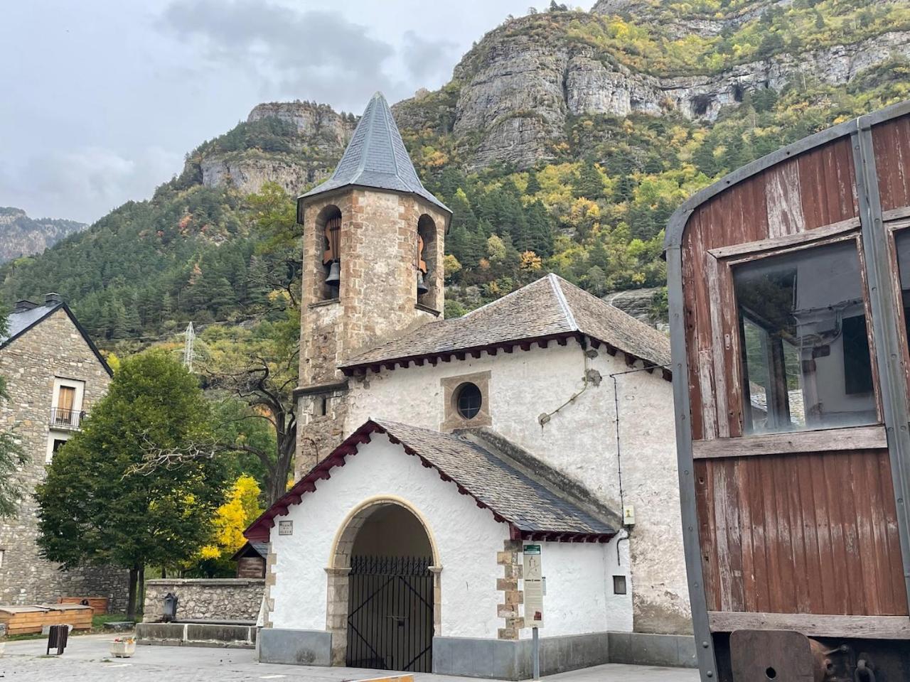Calmfranc Atico Abuhardillado Con Vistas Al Rio Y La Montana Avistamiento De Ciervos En Canfranc Pueblo Dış mekan fotoğraf