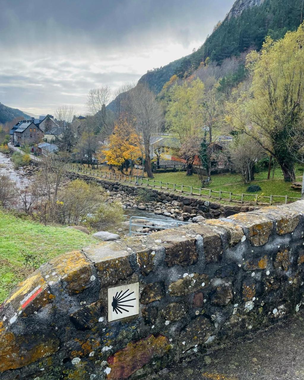 Calmfranc Atico Abuhardillado Con Vistas Al Rio Y La Montana Avistamiento De Ciervos En Canfranc Pueblo Dış mekan fotoğraf