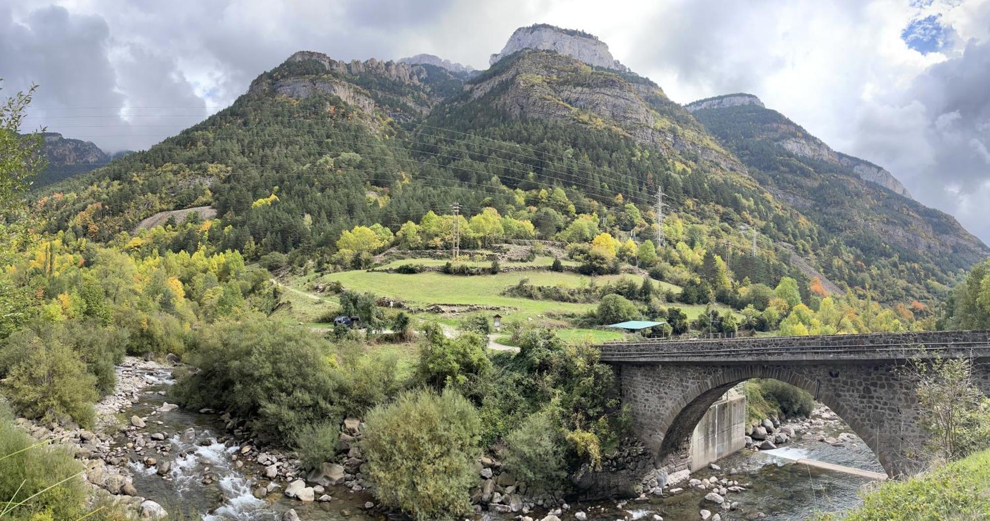 Calmfranc Atico Abuhardillado Con Vistas Al Rio Y La Montana Avistamiento De Ciervos En Canfranc Pueblo Dış mekan fotoğraf