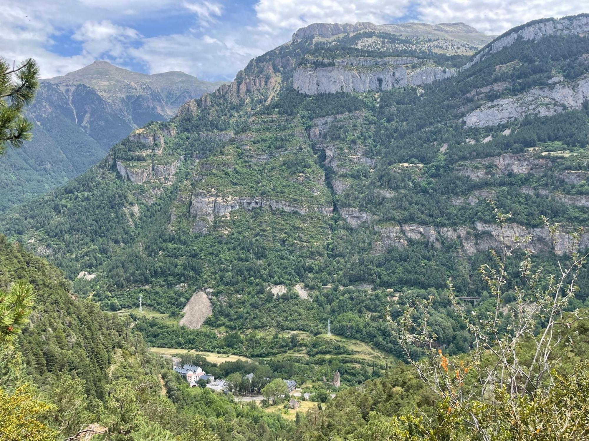 Calmfranc Atico Abuhardillado Con Vistas Al Rio Y La Montana Avistamiento De Ciervos En Canfranc Pueblo Dış mekan fotoğraf