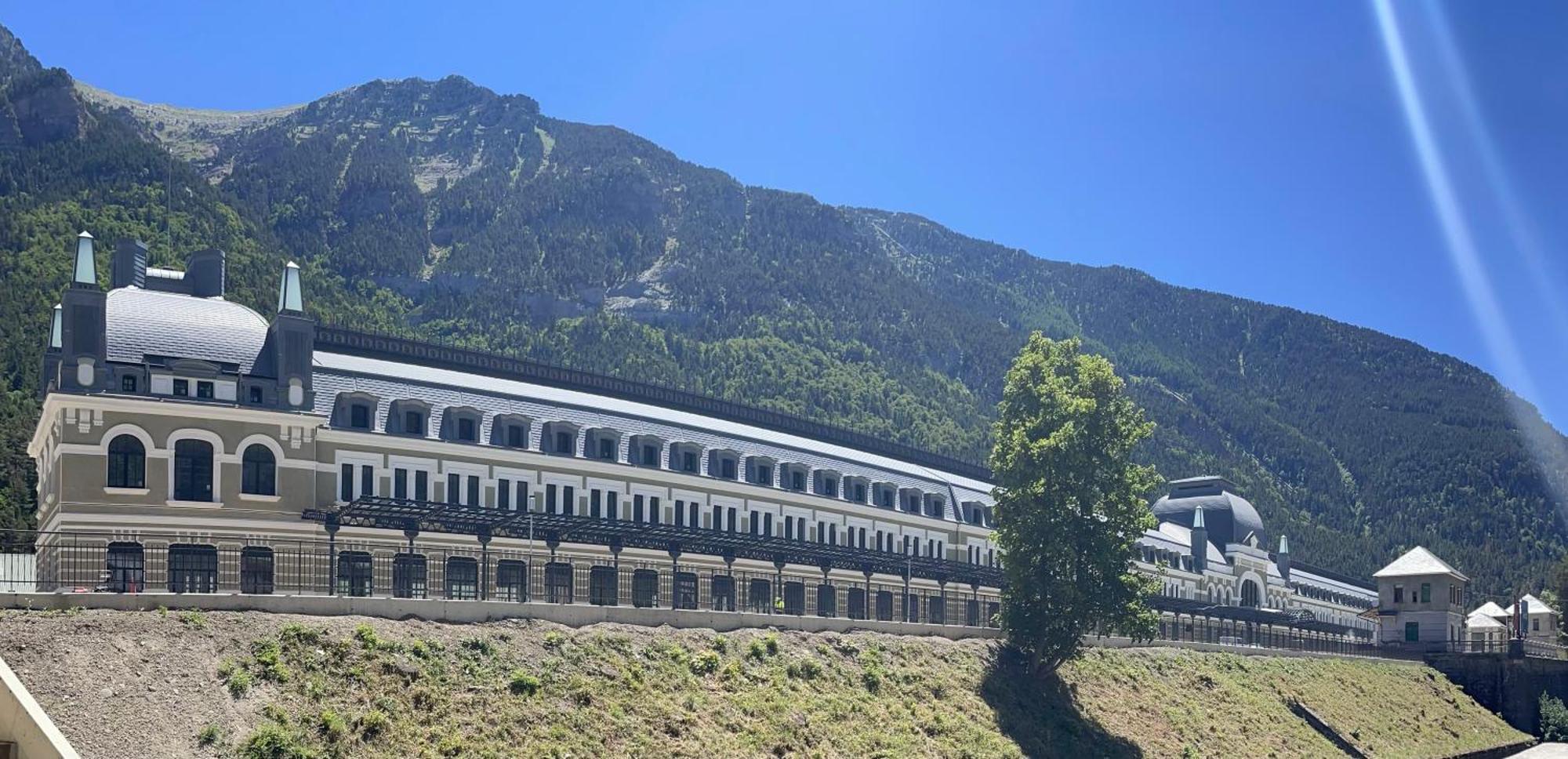 Calmfranc Atico Abuhardillado Con Vistas Al Rio Y La Montana Avistamiento De Ciervos En Canfranc Pueblo Dış mekan fotoğraf