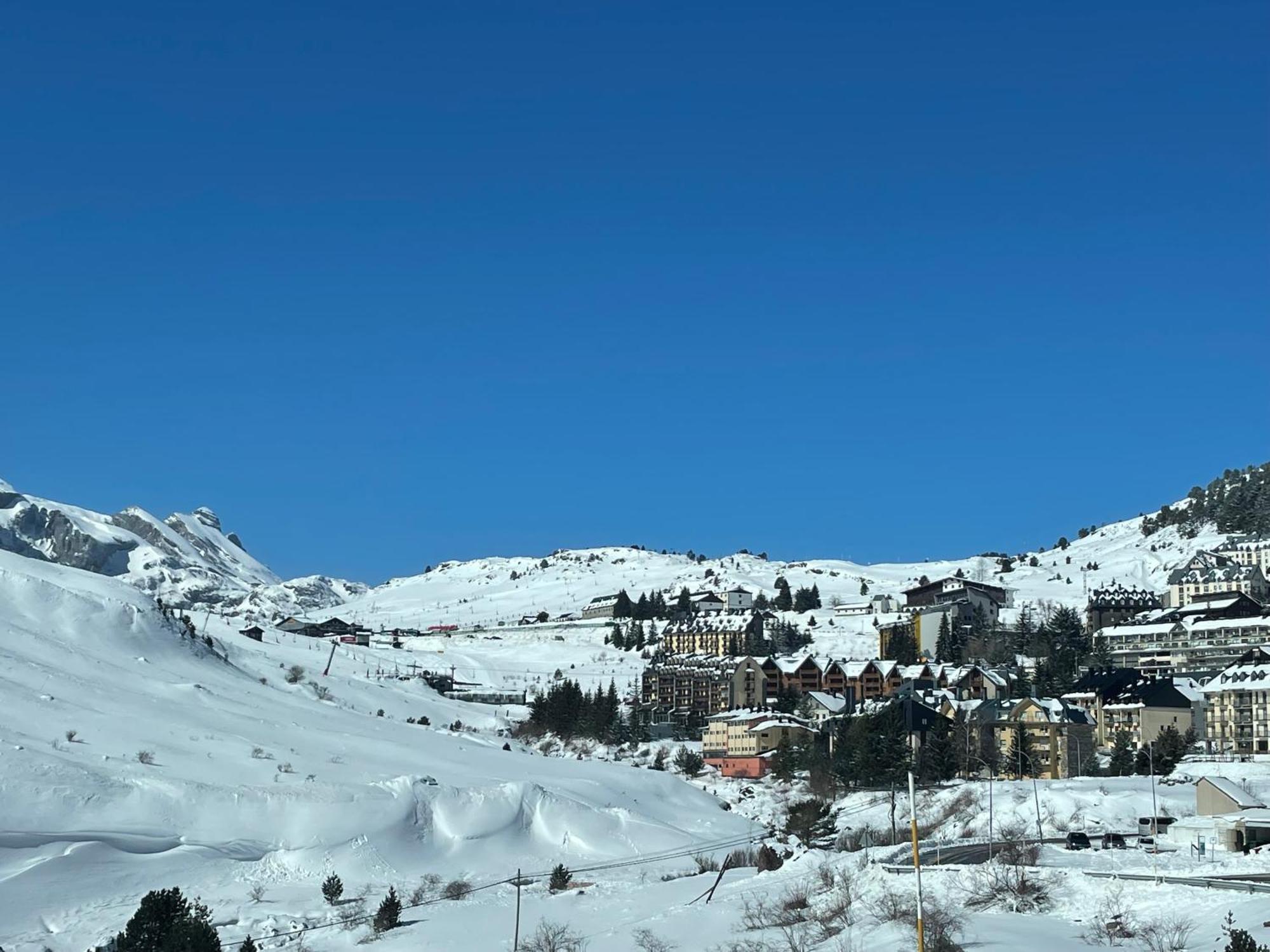 Calmfranc Atico Abuhardillado Con Vistas Al Rio Y La Montana Avistamiento De Ciervos En Canfranc Pueblo Dış mekan fotoğraf