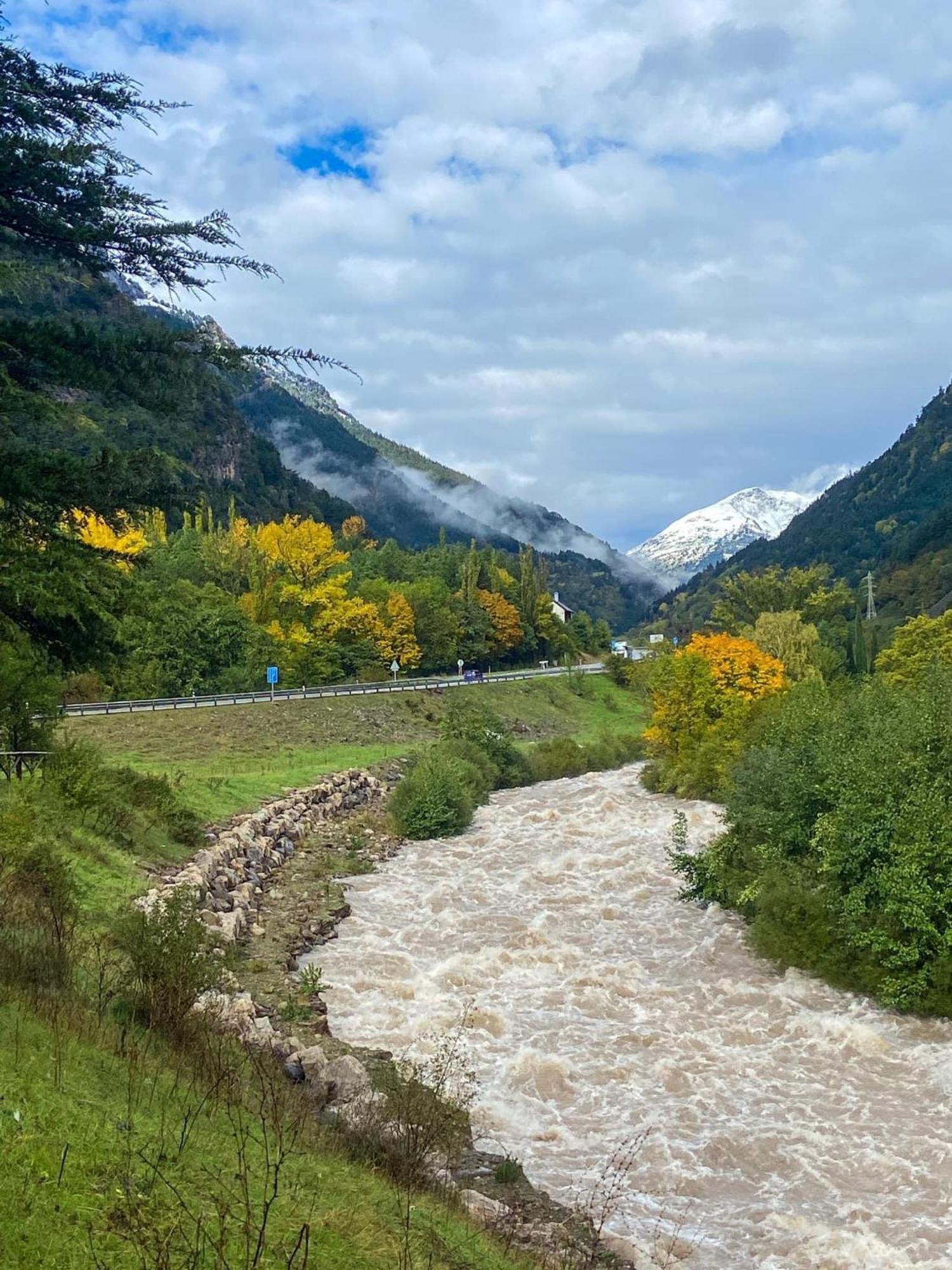 Calmfranc Atico Abuhardillado Con Vistas Al Rio Y La Montana Avistamiento De Ciervos En Canfranc Pueblo Dış mekan fotoğraf