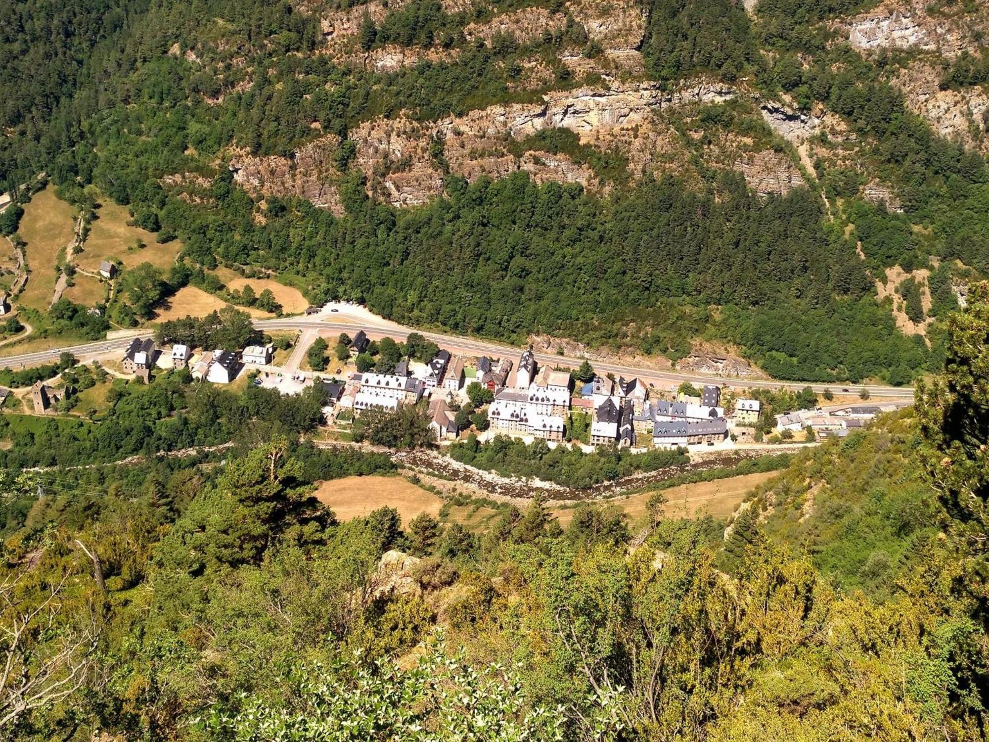 Calmfranc Atico Abuhardillado Con Vistas Al Rio Y La Montana Avistamiento De Ciervos En Canfranc Pueblo Dış mekan fotoğraf
